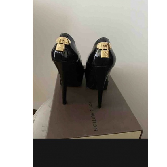 Louis Vuitton patent leather heels
Peep toe
Gold locks - Picture 2 of 6